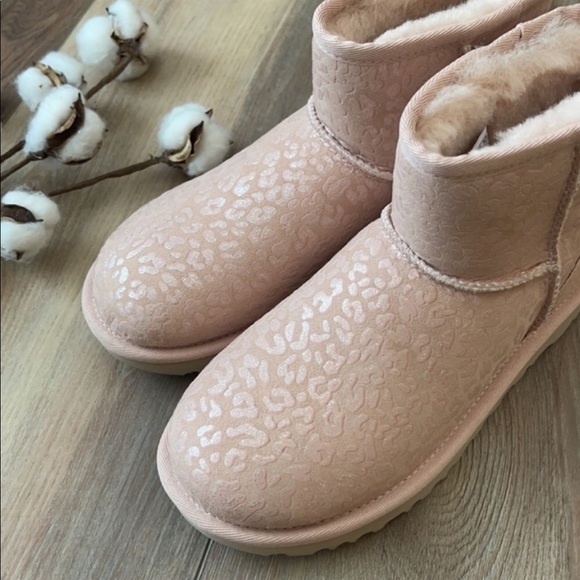 🌿UGG- CLASSIC MINI SNOW LEOPARD BOOTS🌿 - Picture 9 of 13